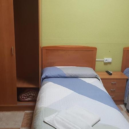 Hostal Los Amigos La Roda Esterno foto