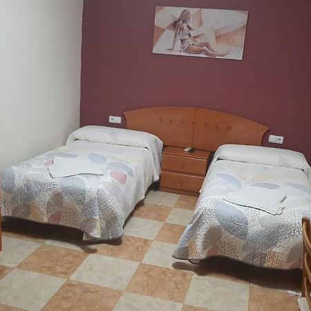 Hostal Los Amigos La Roda Esterno foto
