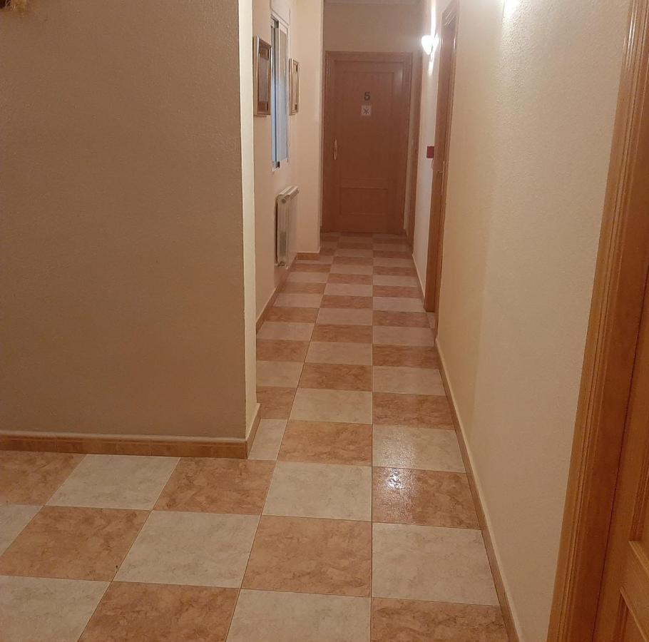 Hostal Los Amigos La Roda Esterno foto