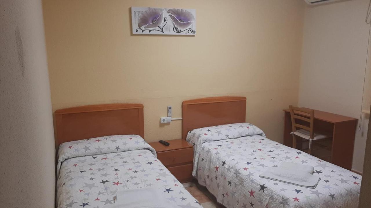 Hostal Los Amigos La Roda Esterno foto