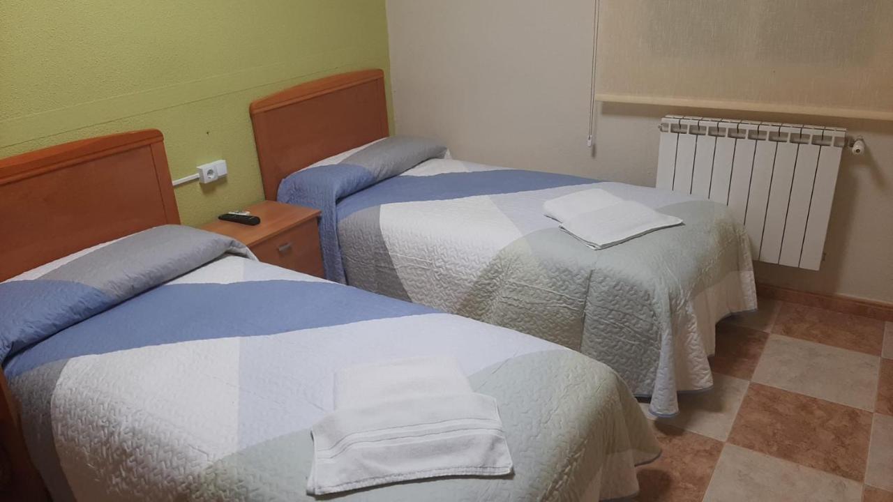 Hostal Los Amigos La Roda Esterno foto