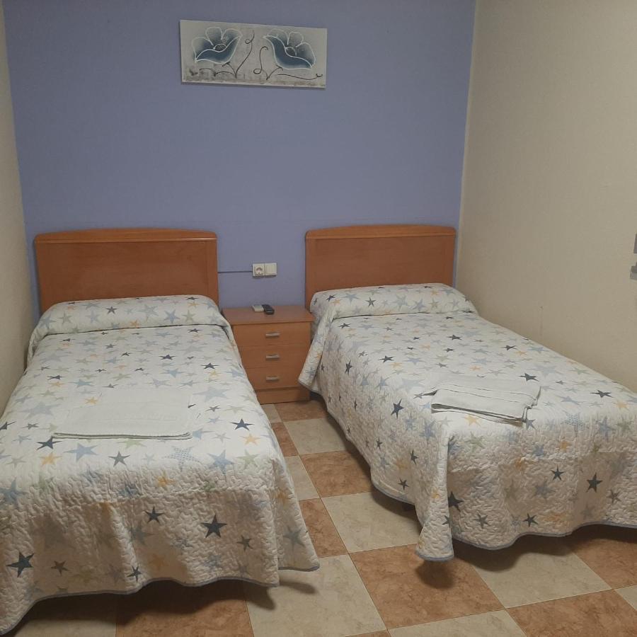 Hostal Los Amigos La Roda Esterno foto