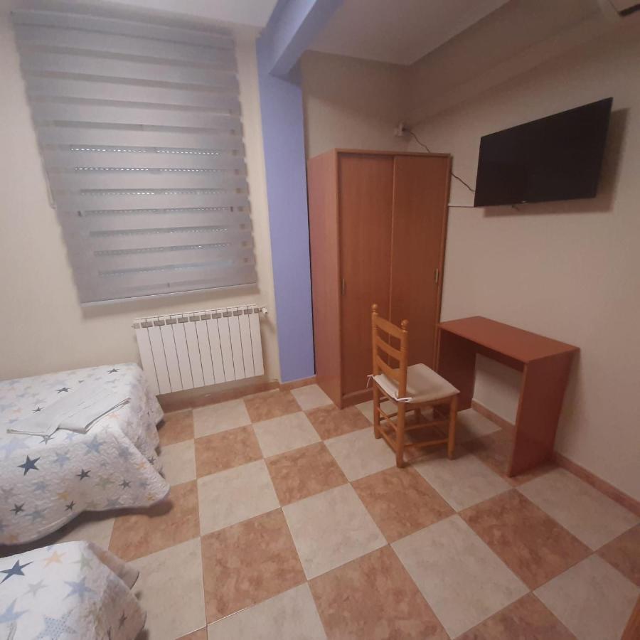 Hostal Los Amigos La Roda Esterno foto
