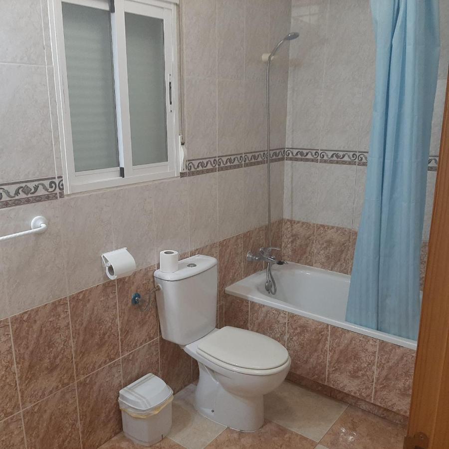 Hostal Los Amigos La Roda Esterno foto